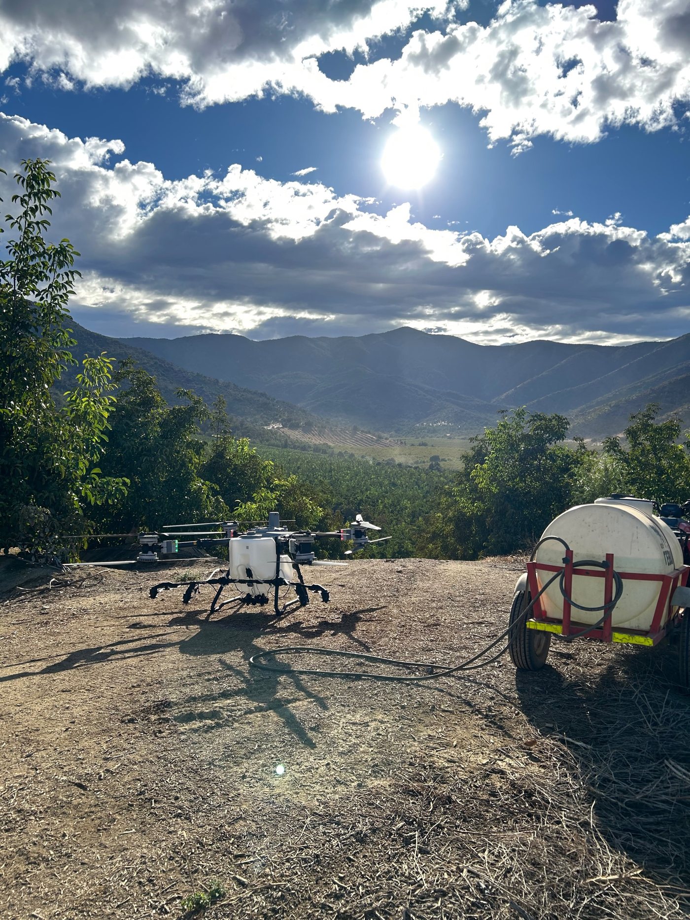 DJI Agras T50 de AirDrone Solutions en faena de cerro