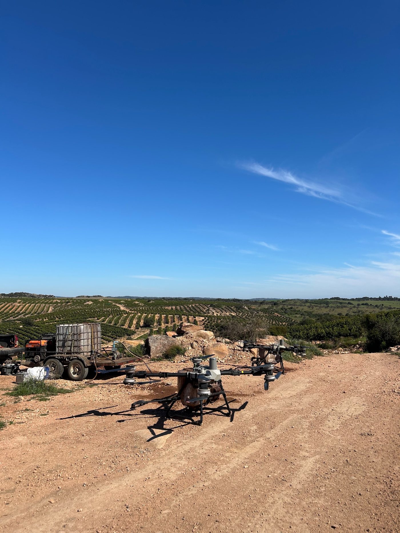 Equipo de AirDrone Solutions en terreno, valle central de Chile